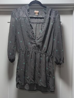 Mossimo Supply Co. Gray Blouse with Teal Motif
